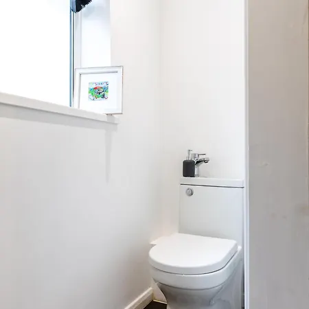 Beach Haven, Steps To Sand, Trails & Shops, Highly Rated 2-Bedroom House Minutes From Mumbles Beach With A Patio Oystermouth Exterior photo