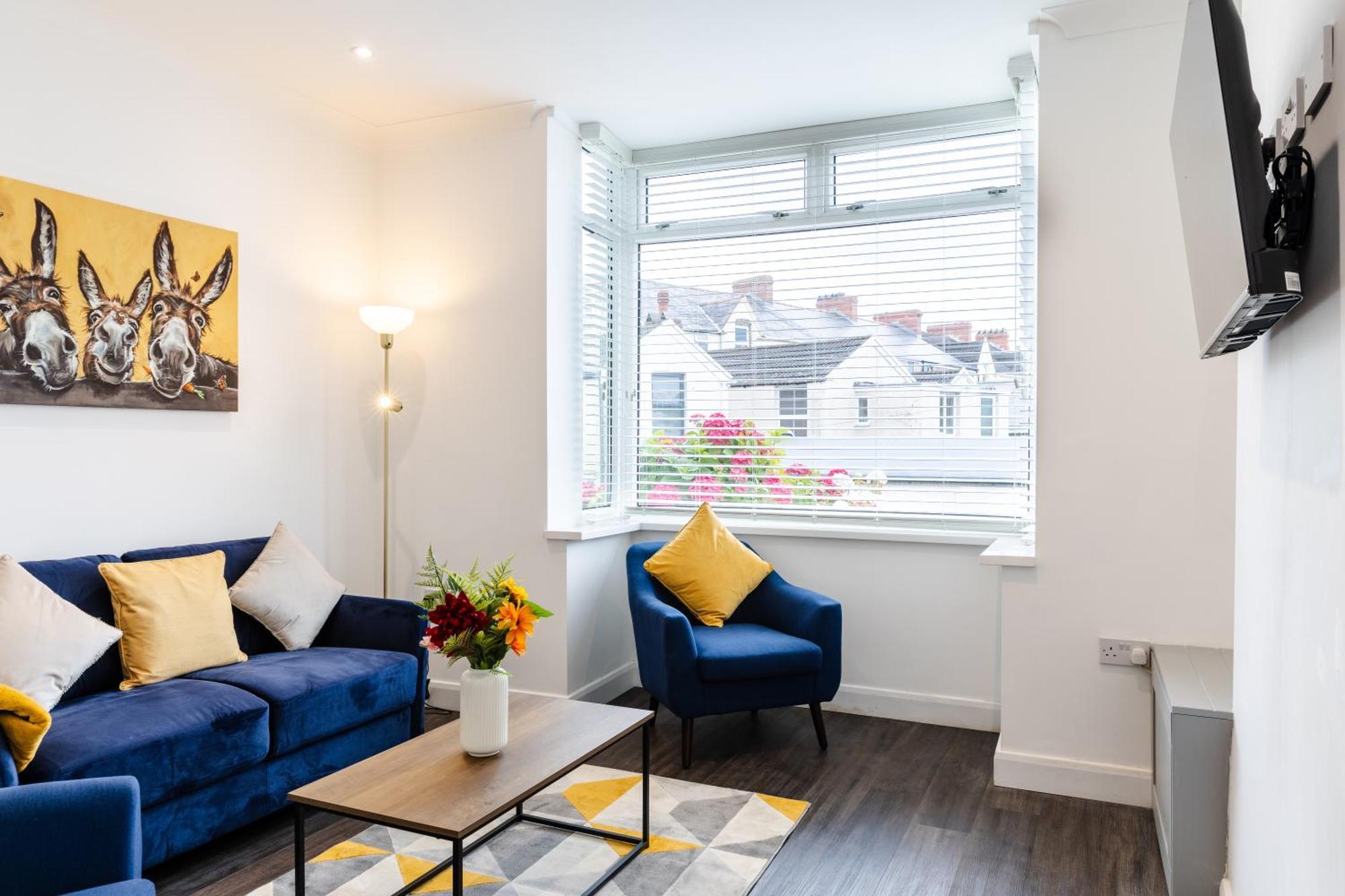 Haven, Steps To Sand, Trails & Shops, Highly Rated 2-bedroom House Minutes From Mumbles With A Patio