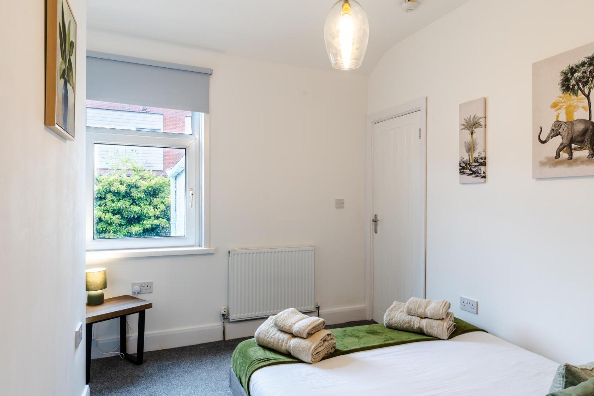 Haven, Steps To Sand, Trails & Shops, Highly Rated 2-bedroom House Minutes From Mumbles With A Patio * Oystermouth
