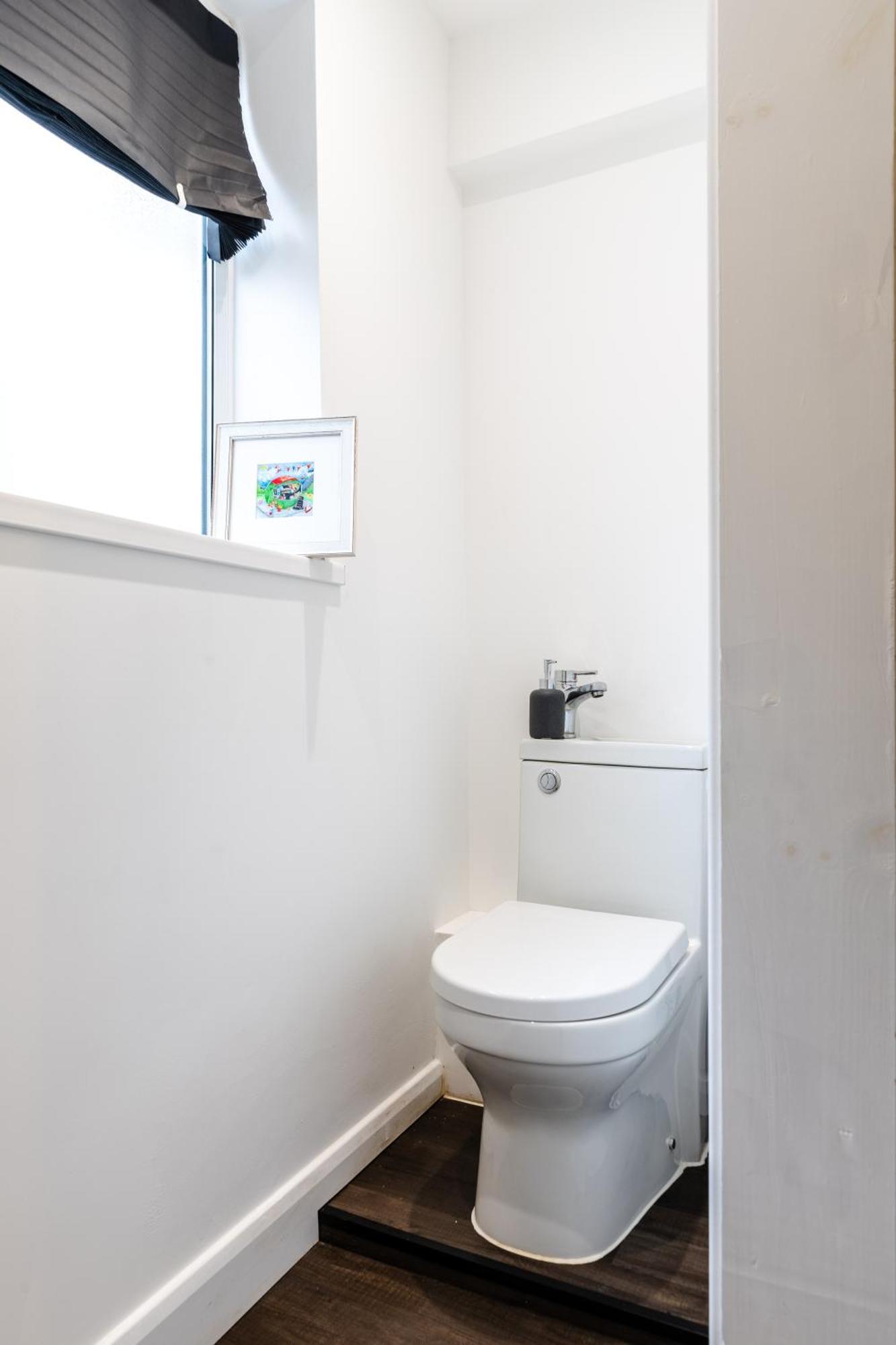 Haven, Steps To Sand, Trails & Shops, Highly Rated 2-bedroom House Minutes From Mumbles With A Patio Apartment Oystermouth