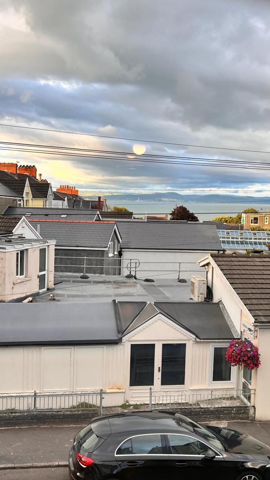 Haven, Steps To Sand, Trails & Shops, Highly Rated 2-bedroom House Minutes From Mumbles With A Patio Apartment *