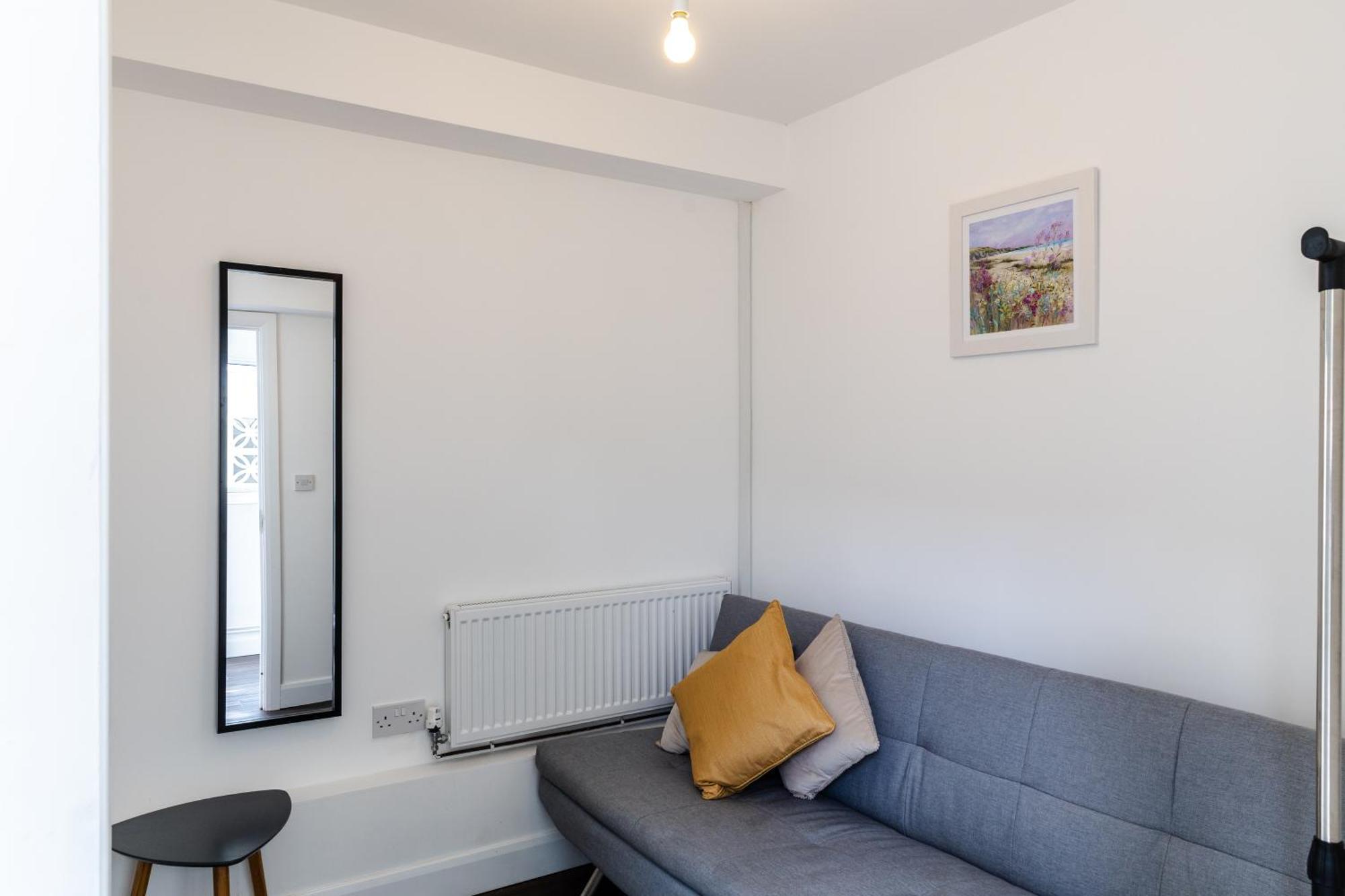 Haven, Steps To Sand, Trails & Shops, Highly Rated 2-bedroom House Minutes From Mumbles With A Patio Apartment *