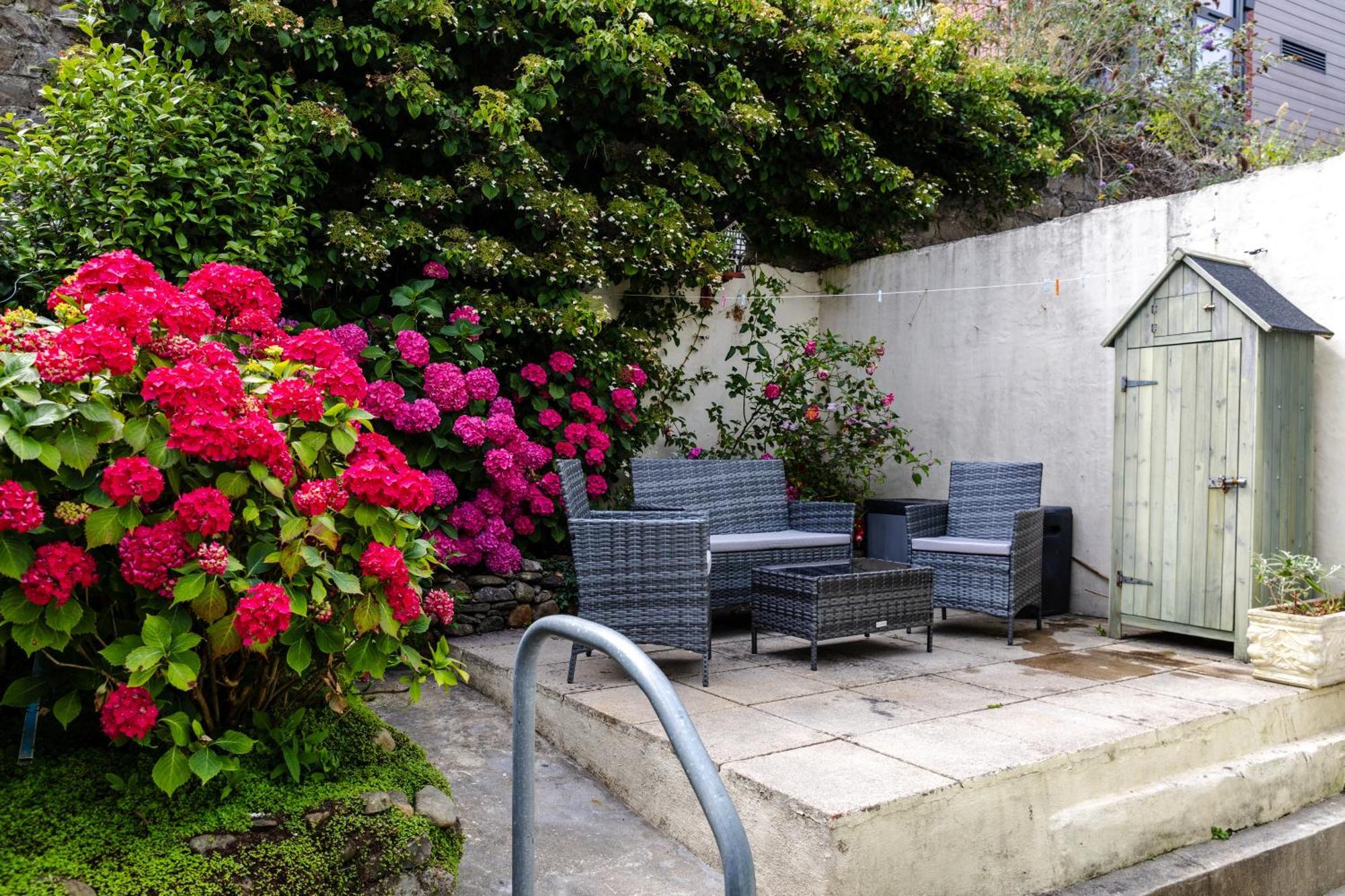 Apartment Haven, Steps To Sand, Trails & Shops, Highly Rated 2-bedroom House Minutes From Mumbles With A Patio *
