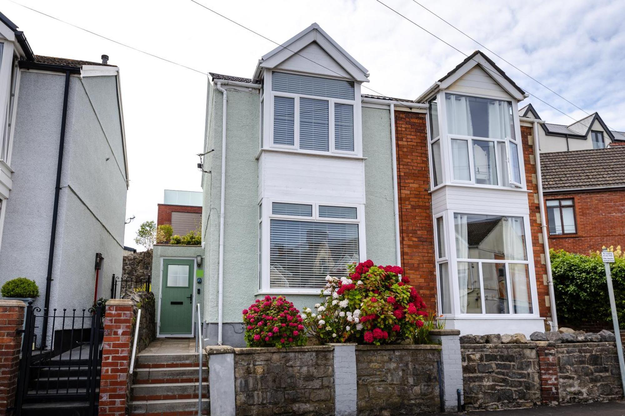 Haven, Steps To Sand, Trails & Shops, Highly Rated 2-bedroom House Minutes From Mumbles With A Patio Apartment